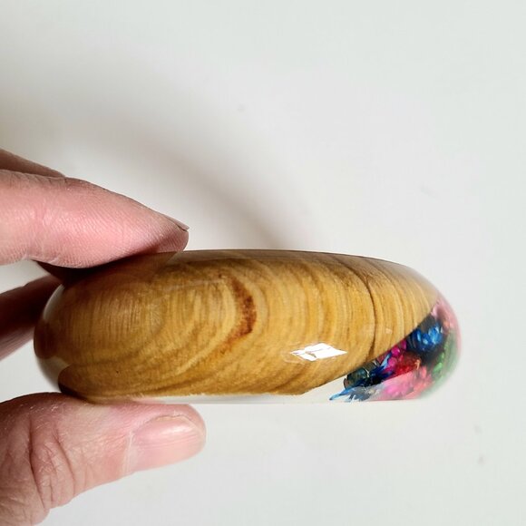 Lucite/celluloid chunky bangle with real dry flowers. - Picture 5 of 9